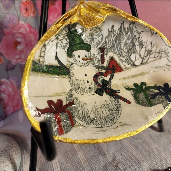 DECOUPAGE CLAM SHELL DECOUPAGE SNOWMAN ON A CLAM SHELL TRINKET DISH - Picture 2 of 10